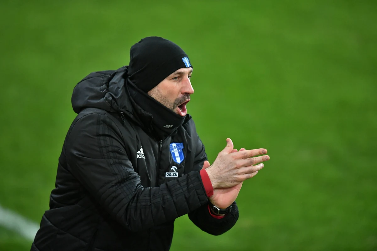 „Podczas sobotniego meczu z Pogonią Szczecin Radosław Sobolewski po raz ostatni poprowadził drużynę Wisły Płock. Wraz z dotychczasowym trenerem obowiązki przestał pełnić również jeden z jego asystentów - Mariusz Kondak” - poinformował piłkarski klub w oficjalnym komunikacie. Wkrótce ma zostać ogłoszone nazwisko nowego szkoleniowca.