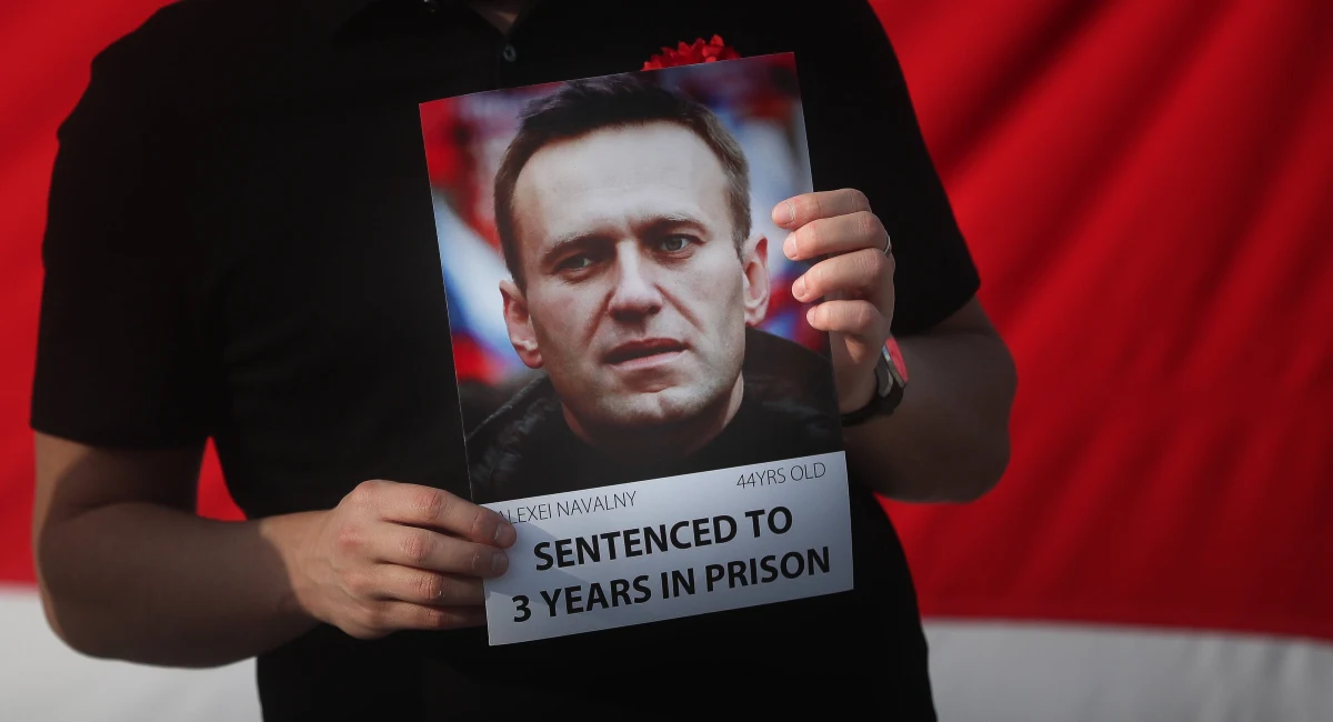 Wobec prowadzącego głodówkę rosyjskiego opozycjonisty Aleksieja Nawalnego władze więzienne stosują groźby, że będzie karmiony przymusowo - podał w poniedziałek niezależny portal Meduza. Nawalny schudł 15 kg od czasu, gdy trafił do zakładu karnego.