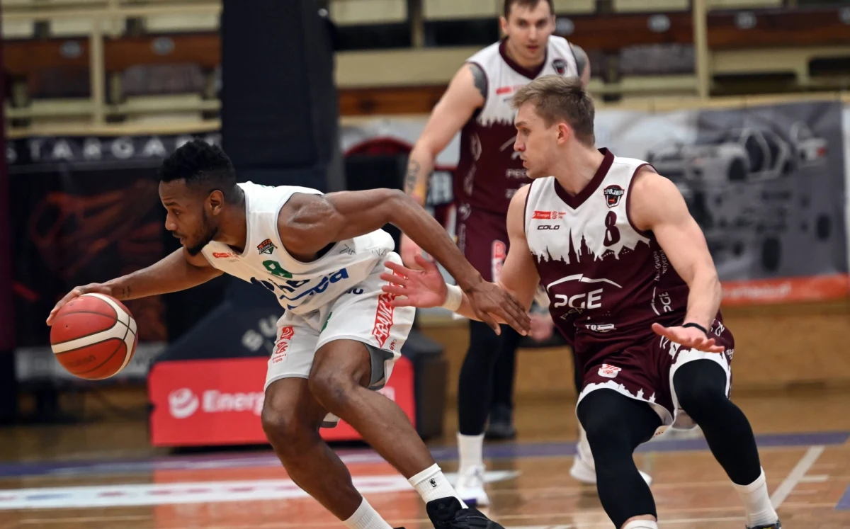 "W półfinale mamy nie tylko najlepsze obecnie zespoły, ale także najlepszych w naszej lidze trenerów"- mówi w rozmowie z RMF FM skaut drużyny Denver Nuggets Rafał Juć. Jego zdaniem półfinały Energa Basket Ligi mają jednak zdecydowanych faworytów: "To Enea Zastal BC Zielona Góra i Arged BM Slam Stal Ostrów Wielkopolski" - podkreśla Juć. Dziś w pierwszym półfinale rywalem Enea Zastalu będzie Śląsk Wrocław. Jutro pierwszy mecz Stali Ostrów Wielkopolski z Legią Warszawa. Drużyny będą rywalizować w specjalnej bańce w Ostrowie Wielkopolskim.