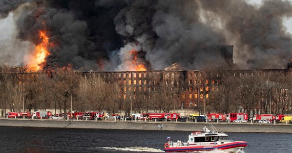 ​Strażacy w Petersburgu zlokalizowali pożar fabryki Newska Manufaktura - podała agencja TASS w poniedziałek wieczorem. Wciąż jednak trwa gaszenie ognia. To najpoważniejszy pożar w Petersburgu od blisko 20 lat.