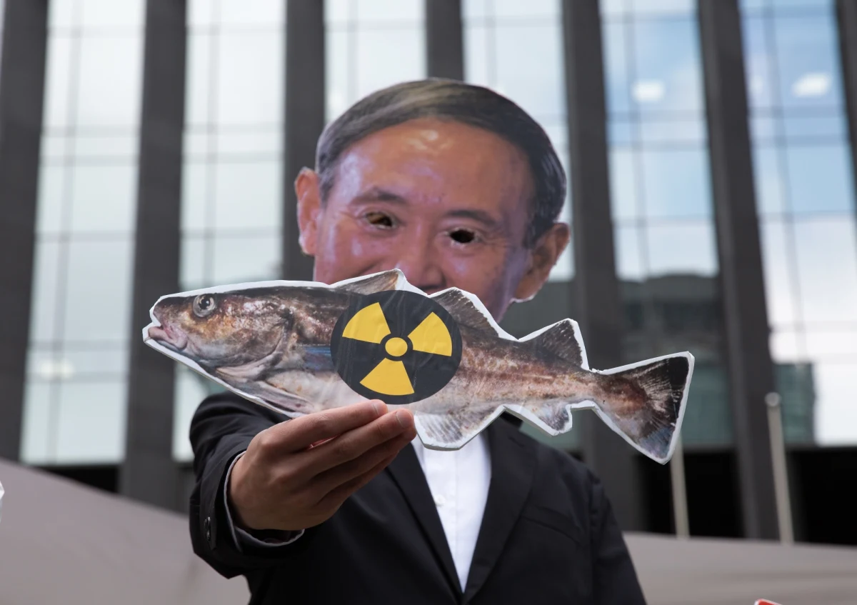 Rząd Japonii oficjalnie zatwierdził we wtorek decyzję o uwolnieniu do oceanu ponad miliona ton przefiltrowanej, ale wciąż radioaktywnej wody ze zniszczonej elektrowni jądrowej w Fukushimie. Sprzeciwiają się temu Chiny i Korea Południowa, a także japońscy rybacy.