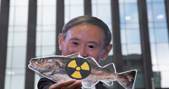 Rząd Japonii oficjalnie zatwierdził we wtorek decyzję o uwolnieniu do oceanu ponad miliona ton przefiltrowanej, ale wciąż radioaktywnej wody ze zniszczonej elektrowni jądrowej w Fukushimie. Sprzeciwiają się temu Chiny i Korea Południowa, a także japońscy rybacy.