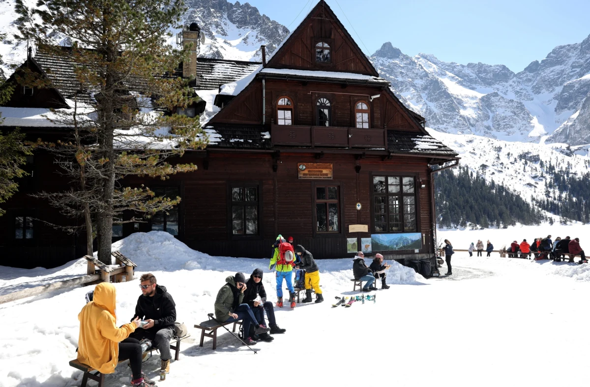 Wraca zima. Synoptycy zapowiadają, że w ciągu najbliższych trzech dni w górach może spaść nawet pół metra śniegu. Poprawa pogody nadejdzie przed weekendem. 