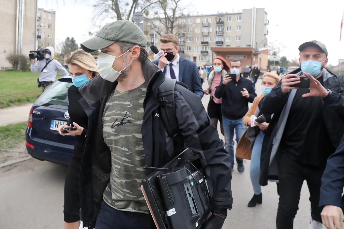 Co najmniej kilka tygodni minie, zanim sąd zajmie się zażaleniem prokuratury na decyzję o wypuszczeniu z aresztu byłego ministra transportu. Sławomir Nowak, podejrzany o korupcję, w poniedziałek po południu opuścił areszt na warszawskiej Białołęce. Przebywał w nim 9 miesięcy. 