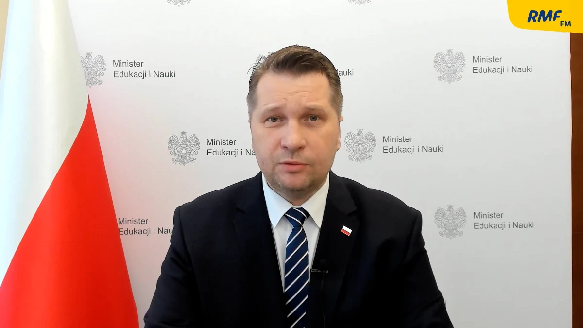 "Zakładamy, że już od 19 kwietnia będzie możliwy powrót do przedszkoli. Kluczowe będą dane ze środy i czwartku" - mówił w Porannej rozmowie w RMF FM minister edukacji i nauki Przemysław Czarnek. "Jeśli potwierdzą tendencję spadkową, to począwszy od poniedziałku jest wielka szansa, żebyśmy wracali do przedszkoli, w kolejnym tygodniu do klas I-III i do kolejnych klas szkół podstawowych, a następnie w maju do szkół ponadpodstawowych, tak żeby w maju już wszyscy byli w systemie stacjonarnym" - zapewniał gość Roberta Mazurka. Pytany o nauczanie hybrydowe, Czarnek podkreślał, że to propozycja alternatywna. "Żeby w szkole było do 50 proc. uczniów, szkoły są na to przygotowane. To nie jest przesądzone, to jeden ze scenariuszy" - dodał.