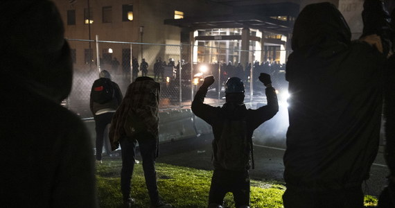 Starcia na przedmieściach Minneapolis w USA. Wieczorem, drugi dzień z rzędu, setki osób starły się z policją podczas protestów przeciwko zastrzeleniu przez policjantkę nieuzbrojonego czarnoskórego mężczyzny.