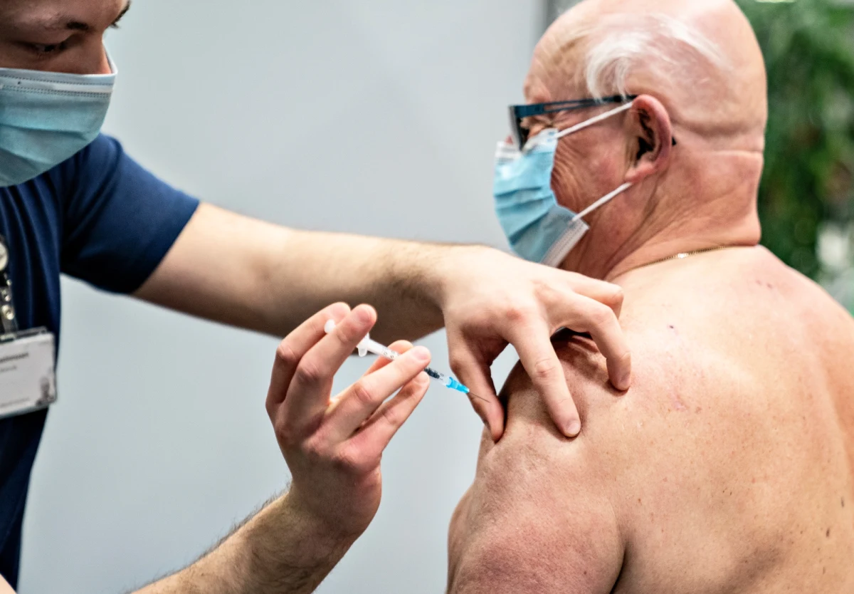 Kilkaset terminów na szczepienie zwolniło się w punkcie szczepień w Szpitalu Uniwersyteckim w Krakowie - dowiedzieli się reporterzy RMF FM. Każdy chętny, który spełnia warunki, to znaczy jest w wieku między 58. a 65. rokiem życia, może jeszcze w tym tygodniu zostać zaszczepiony. 