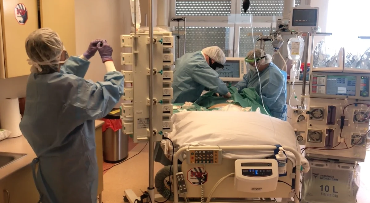 Liczba osób zmarłych z powodu Covid-19 w Europie przekroczyła w poniedziałek milion - wynika z zestawienia agencji AFP. Najwięcej osób zmarło w Wielkiej Brytanii, Polska zajmuje siódme miejsce w zestawieniu. Tymczasem liczba ofiar pandemii na świecie zbliża się do 3 mln. 