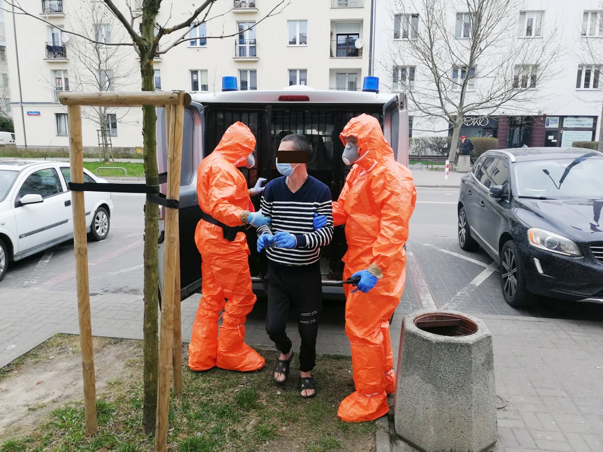 Mokotowscy policjanci zatrzymali 43-letniego mężczyznę, który uciekł z izolatorium. Przebywał tam w związku z zakażeniem koronawirusem. 