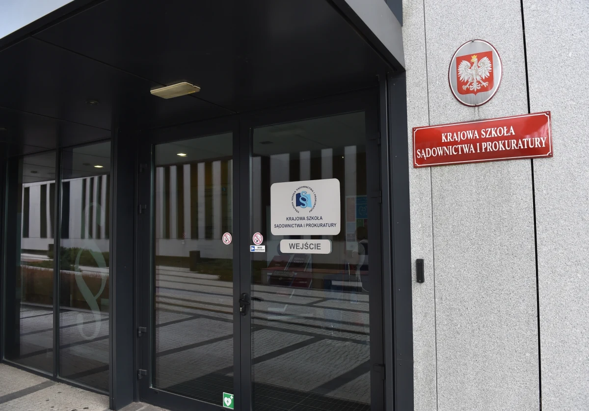 ​W krakowskiej prokuraturze ma odbyć się spotkanie ponad 80 prokuratorów, na którym obwieszczone mają być powołania na stanowiska prokuratorów rejonowych. "To jest pokazanie, kto tu rządzi, nie ma możliwości sprzeciwu" - mówią nam nieoficjalnie śledczy. Dodają, że to "sytuacja rodem z filmów Barei".