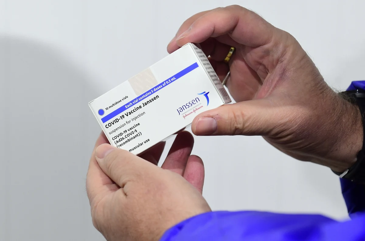 Koncern farmaceutyczny Johnson & Johnson poinformował we wtorek, że zdecydował się opóźnić wprowadzenie na unijny rynek swojej szczepionki przeciwko Covid-19. Jako powód podał amerykańskie zalecenie wstrzymania szczepień z użyciem jego preparatu.