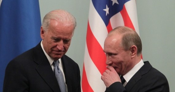 Amerykański prezydent Joe Biden zaproponował prezydentowi Rosji Władimirowi Putinowi doprowadzenie do dwustronnego szczytu na neutralnym gruncie. Przywódcy rozmawiali telefonicznie nt. sytuacji Ukrainy, przy której granicy Moskwa gromadzi znaczne oddziały wojsk.