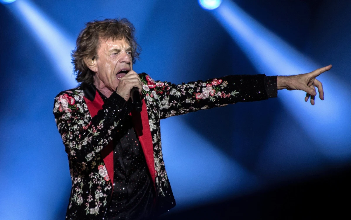 Lider Rolling Stonesów Mick Jagger wspólnie z Davem Grohlem z grupy Foo Fighters nagrali dowcipną i optymistyczną piosenkę o trudach lockdownu i powrocie do normalności. W tekście utworu "Eazy Sleazy" pojawiają się uciążliwości, których przez ostatnie kilkanaście miesięcy doświadczył prawdopodobnie każdy z nas oraz ironicznie ujęte elementy najpopularniejszych teorii spiskowych dotyczących pandemii.