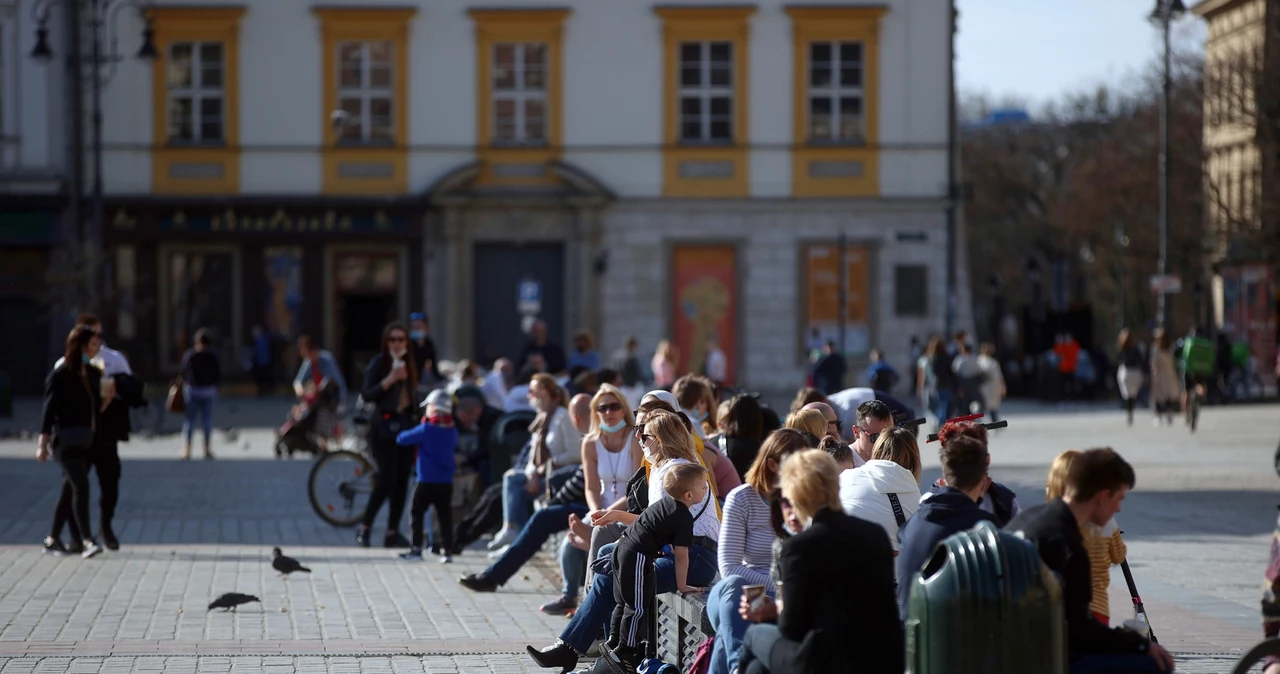 Nie wszyscy przestrzegają obostrzeń, na zdjęciu krakowski rynek w sobotę 10 kwietnia