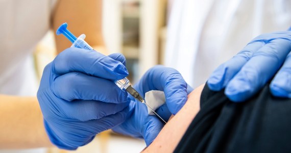 Od dziś na szczepienie przeciw Covid-19 mogą zapisywać się 57-latkowie, którzy na początku roku nie wypełnili formularza zgłoszeniowego na szczepienie. Rejestracja odbywa się przez internet, infolinię 989, SMS-em pod numer 880-333-333 lub w punktach szczepień.