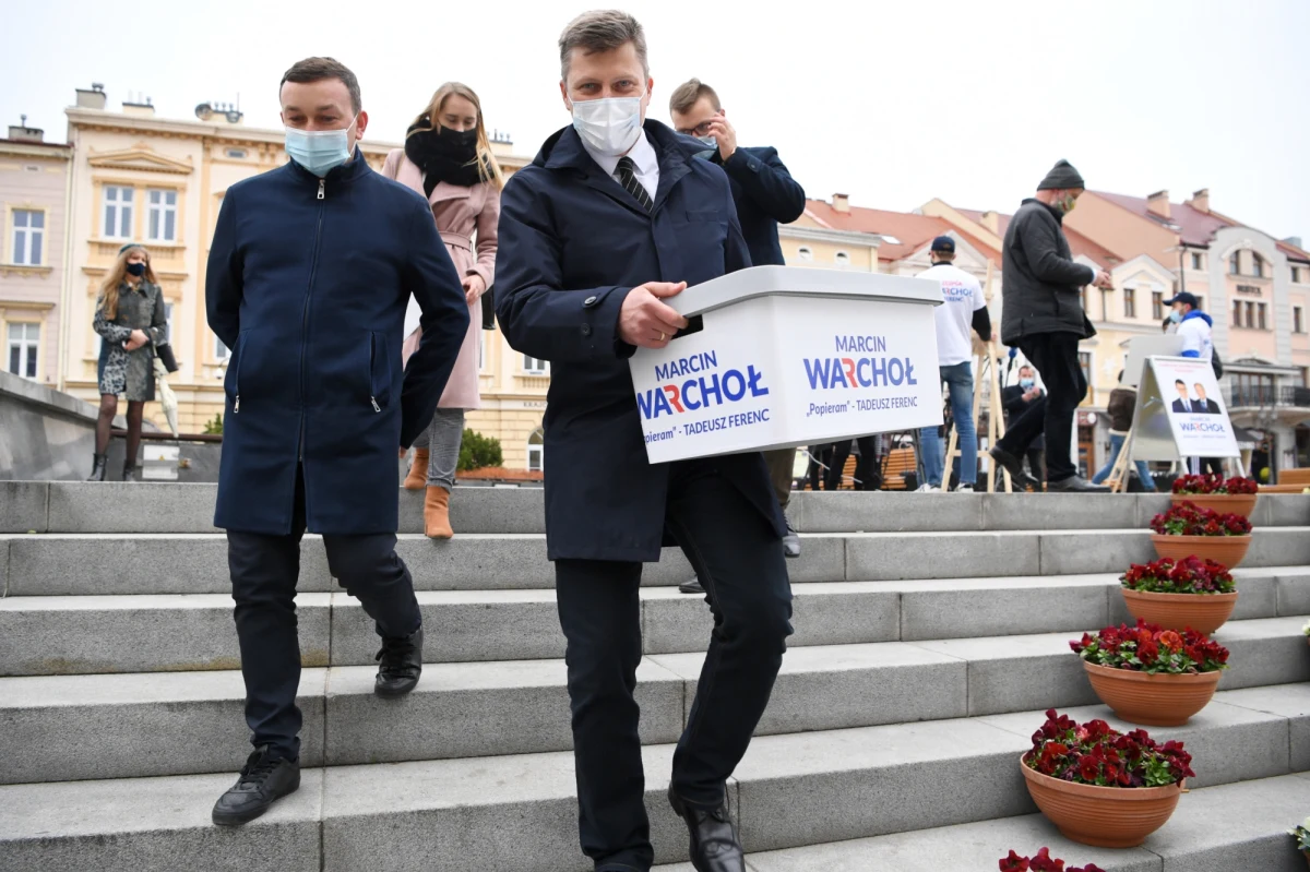 Waldemar Kotula z Porozumienia Jarosława Gowina ma ogłosić w środę rezygnację ze startu w wyborach przedterminowych na prezydenta Rzeszowa i wsparcie dla kandydatury wiceministra sprawiedliwości, polityka Solidarnej Polski Marcina Warchoła - wynika z informacji PAP.