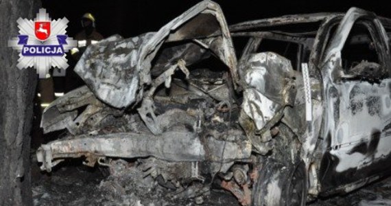 Dwoje licealistów z Lubelszczyzny zginęło w ostatnich dniach w dwóch tragicznych wypadkach samochodowych. Oboje spłonęli w autach, które wcześniej uderzyły w drzewo. Teraz wyszło na jaw, że 20-letni chłopak i 19-letnia dziewczyna byli parą.  