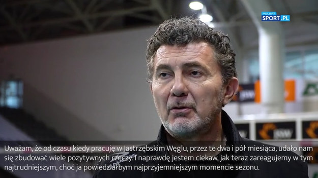 am za rzecz absolutnie normalną to, że drużyna dochodzi do finału i wciąż czuje się nienasycona. Każdy zespół, który tu dociera, oczekuje wygranej w finale. To jest zupełnie zrozumiałe. Jest to ekscytujący moment sezonu, więc nastrój i nastawienie nie mogą być inne, jak tylko z myślą o końcowym zwycięstwie. Cieszę się, że mój zespół właśnie tak do tego podchodzi, ale też nie spodziewałem się, że zawodnicy mogli by przyjąć inną postawę, aniżeli taka - powiedział trener Andrea Gardini. Jego Jastrzębski Węgiel rozpocznie w środę rywalizację z Grupą Azoty ZAKSA Kędzierzyn-Koźle w finale PlusLigi. (wideo: Jastrzębski Węgiel)