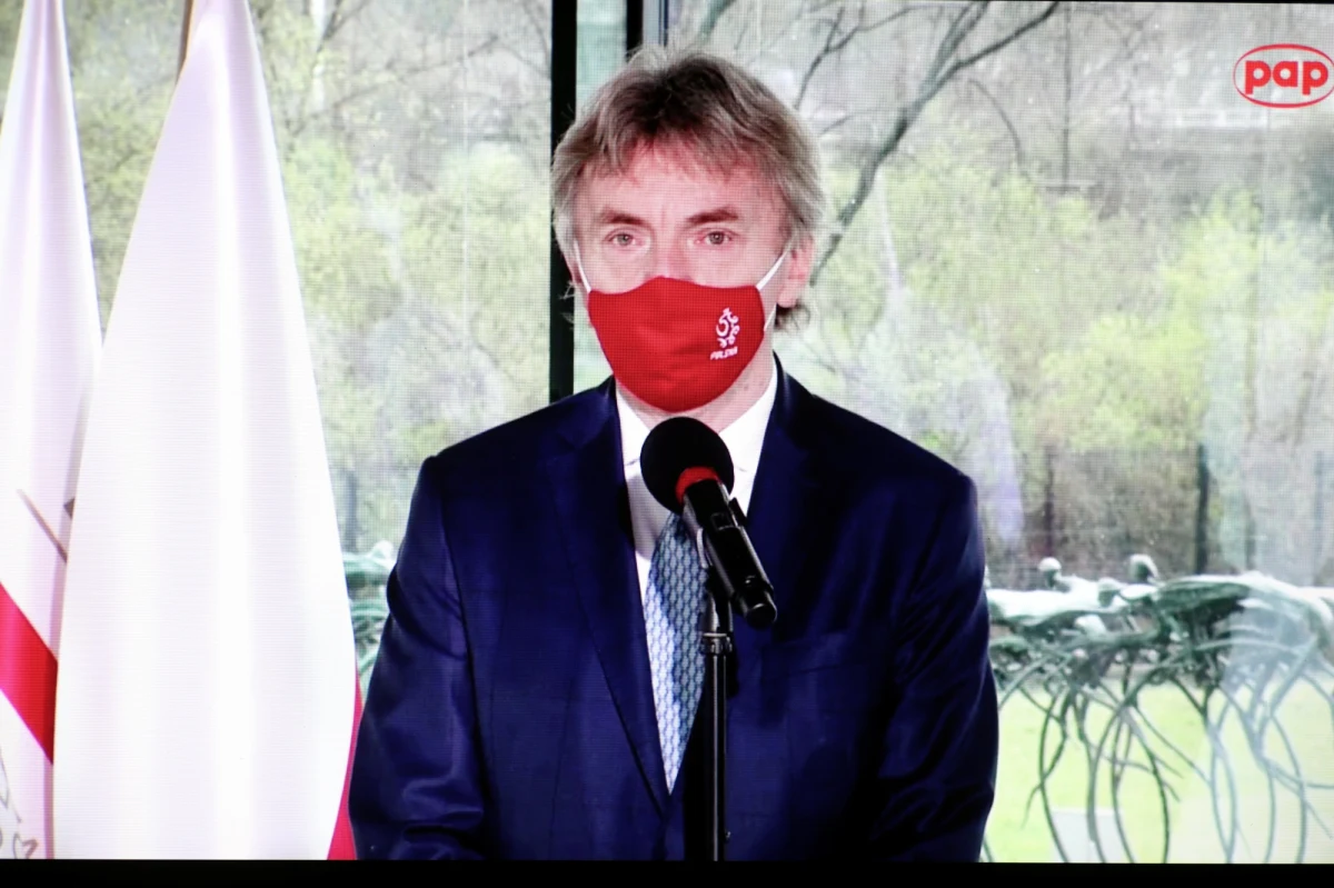 Potwierdziły się informacje dziennikarzy RMF FM o tym, że polscy olimpijczycy i piłkarska reprezentacja zostanie zaszczepiona przeciwko Covid-19 przed wylotem na Euro i na igrzyska. W sumie zaszczepionych zostanie ponad tysiąc osób - z czego większość to olimpijczycy oraz ich sztaby szkoleniowe. Jeszcze w kwietniu ma zostać zaszczepiony Paulo Sousa wraz ze swoimi współpracownikami. "Przylecą pod koniec kwietnia i zaszczepią się pierwszą dawką. Potem przed zgrupowaniem 25 maja, chcemy żeby przyjęli drugą dawkę" - mówi w rozmowie z Pawłem Pawłowskim Zbigniew Boniek prezes Polskiego Związku Piłki Nożnej. 