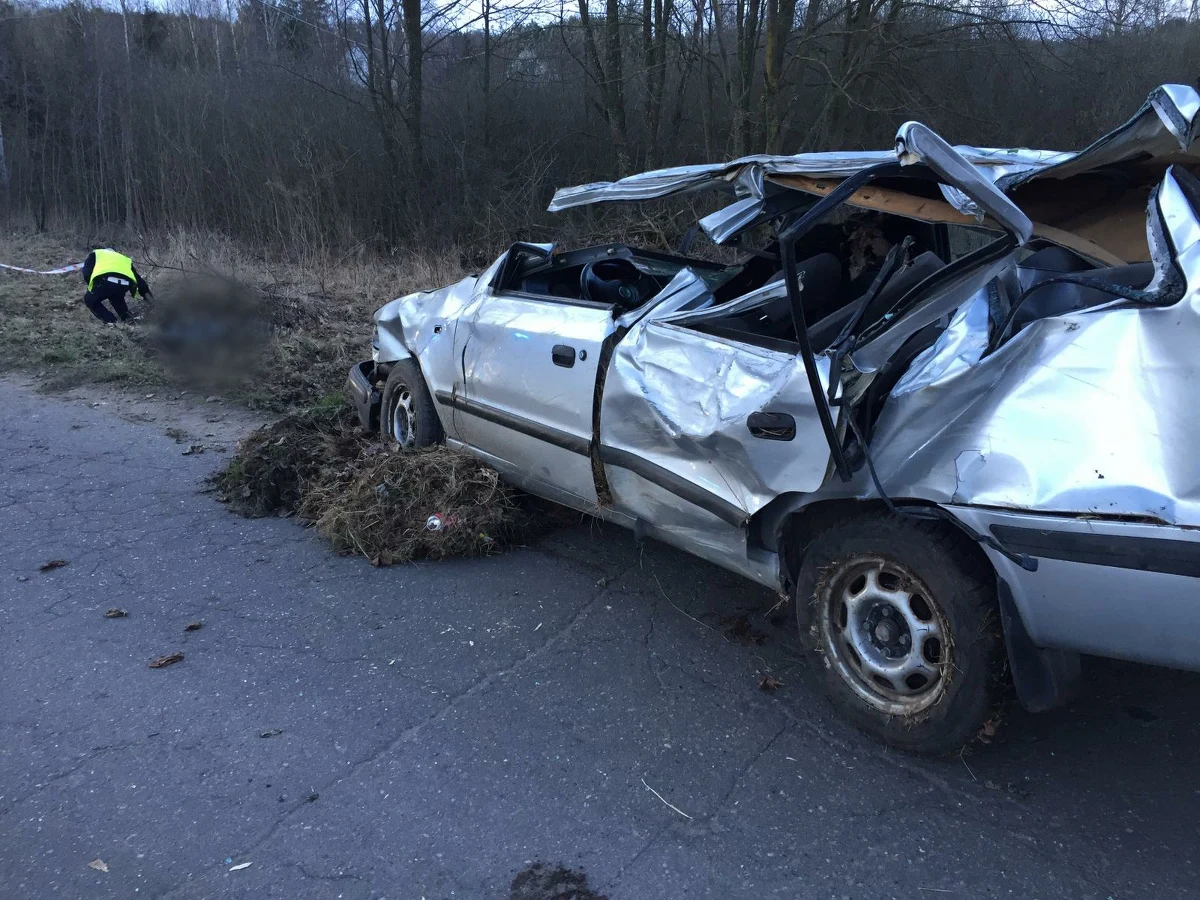 Olsztyńska prokuratura przedstawiła zarzuty 19-letniemu kierowcy, który po alkoholu i bez uprawnień spowodował wypadek na drodze powiatowej z Barczewka do Biedowa na Warmii. Na miejscu zginęła 18-letnia dziewczyna i 16-letni chłopak. 