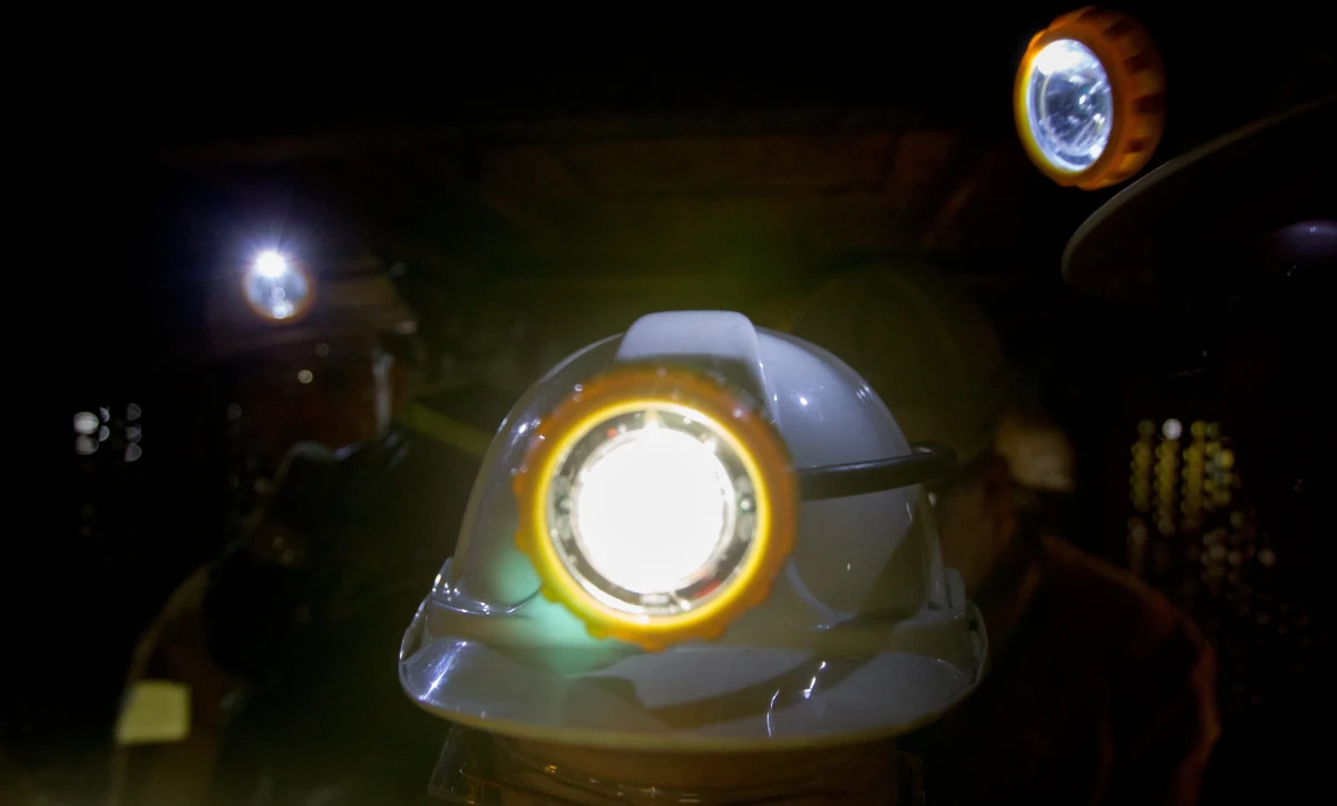 53-letni maszynista lokomotywy akumulatorowej z katowickiej kopalni Staszic-Wujek zmarł w środę wyniku obrażeń, odniesionych w wypadku, który miał miejsce 690 metrów pod ziemią. Był to szósty w tym roku śmiertelny wypadek w polskim górnictwie, w tym czwarty w kopalni węgla kamiennego.