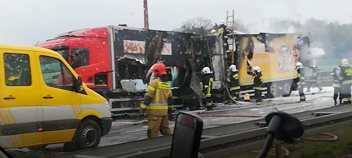Na autostradzie A4 na wysokości Opola zapaliła się ciężarówka. Słuchacze alarmują na Gorącą Linię RMF FM o ogromnych utrudnieniach dla kierowców w tym miejscu. Od Was dostaliśmy również film z akcji gaśniczej.