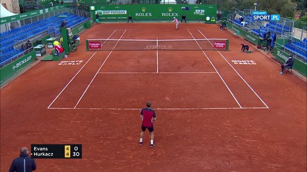 Hubert Hurkacz przegrał z Danielem Evansem w drugiej rundzie turnieju ATP w Monte Carlo 0:2 (4:6, 1:6).