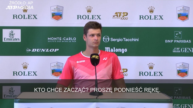 W Monaco Hurkacza najpierw zaskoczyła pogoda, gdy w poniedziałek jego mecz z Thomasem Fabbiano, z powodu opadów deszczu, został przełożony i trzeba było dokończyć go we wtorek. Polak mimo to pokonał Włocha 6:3, 3:6, 6:3.
O ile jeszcze ryzyko związane z pogodą można wkalkulować, o tyle to, co wydarzyło się na konferencji prasowej, było zaskoczeniem dla wszystkich. A być może najbardziej dla samego naszego tenisisty.