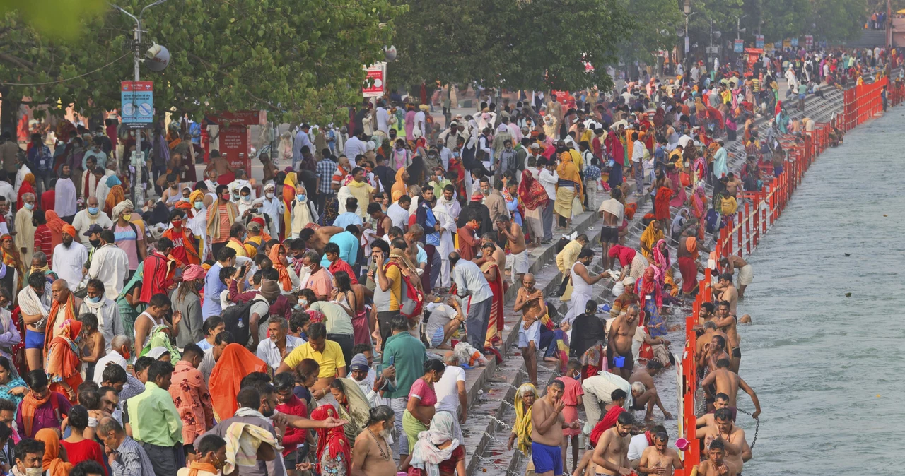 Kumbhamela w Haridwarze. Tłumy gromadzą się nad Gangesem