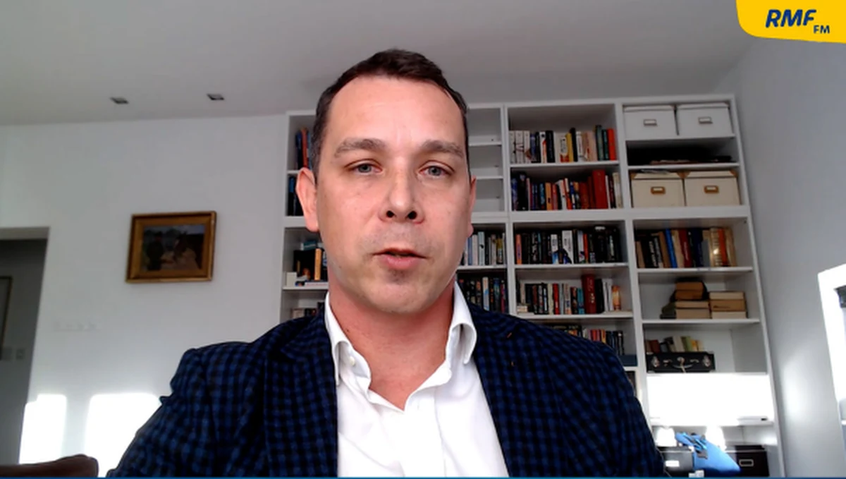 "Otwarcie salonów fryzjerskich jest dyskutowane w różny sposób. Wiele krajów nigdy ich nie zamknęło. Nie ma dobrych danych (pokazujących - przyp. red.), że ta decyzja była dobra" - przyznał w Popołudniowej rozmowie w RMF FM prof. Miłosz Parczewski, specjalista chorób zakaźnych, członek Rady Medycznej przy premierze. Jak dodał, Rada nie dysponuje badaniami, które pokazywałyby, jak rozprzestrzenia się koronawirus w salonie fryzjerskim czy żłobku. "Jedyne badanie, które się pojawiło w ostatnim tygodniu i jest istotne epidemiologicznie to to, że na zewnątrz nie dochodzi do istotnej liczby zakażeń. Noszenie masek na dworze jest bez sensu" - ocenił. 