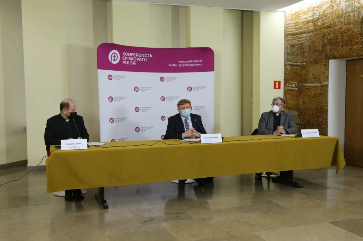 „Pomimo tego, że technologia produkcji szczepionek firm AstraZeneca i Johnson&Johnson budzi poważny sprzeciw moralny, to jednak mogą z nich korzystać ci wierni, którzy nie mają możliwości wyboru innej szczepionki i są do tego wprost zobligowani określonymi uwarunkowaniami egzystencjalnymi lub zawodowymi” – czytamy w stanowisku wydanym przez ekspertów Konferencji Episkopatu Polski ds. Bioetycznych w sprawie szczepionek przeciw Covid-19. „Poważny sprzeciw moralny” według KEP budzi to, że w produkcji szczepionek AstraZeneca i Johnson&Johnson korzysta się z linii komórkowych stworzonych na materiale biologicznym pobranym od abortowanych płodów.