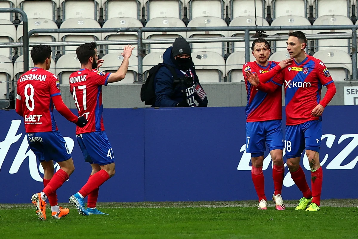 Raków Częstochowa awansował do finału Pucharu Polski. W starciu półfinałowym piłkarze trenera Marka Papszuna pokonali na wyjeździe Cracovię 2:1. O trofeum zagrają 2 maja z pierwszoligową Arką Gdynia, która tydzień temu niespodziewanie wyeliminowała Piasta Gliwice.