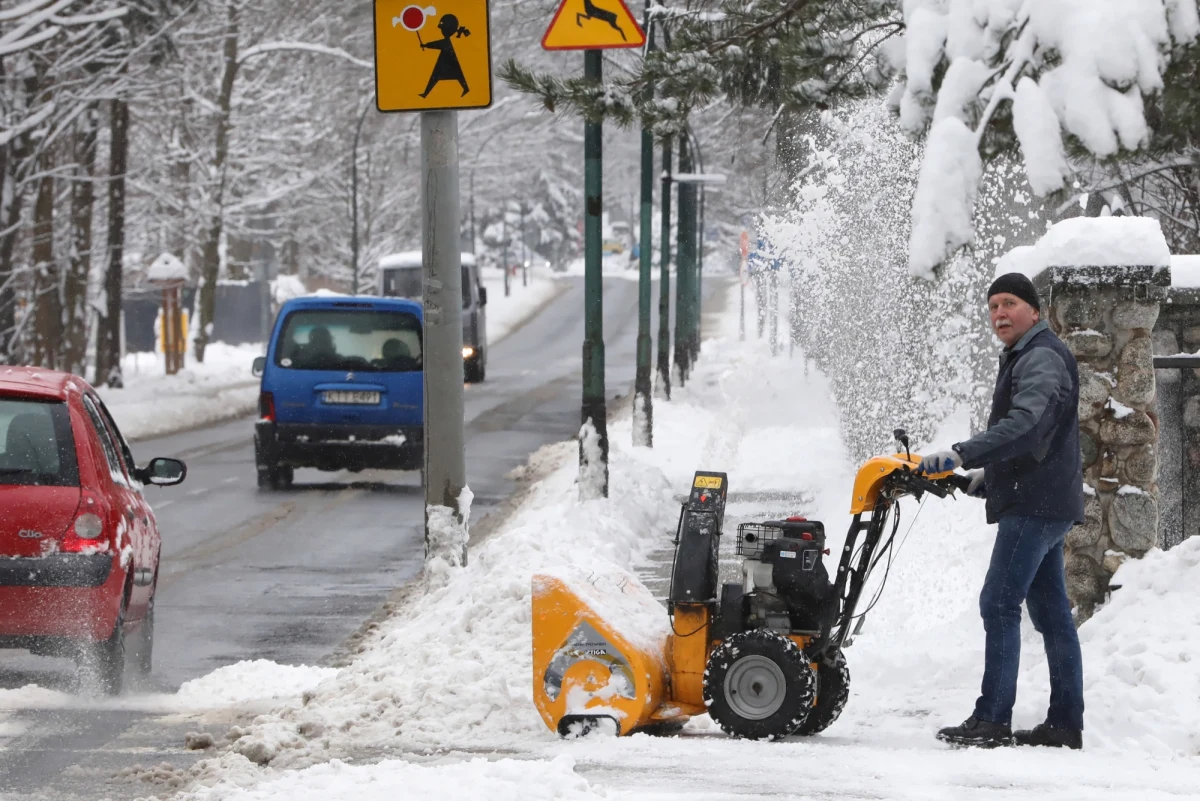 Do godziny 22 w środę odnotowano prawie 700 strażackich interwencji w związku z opadami śniegu i silnym wiatrem. Najwięcej pracy mieli strażacy w Małopolsce oraz na Podkarpaciu. Głównie usuwali z dróg i chodników połamane drzewa i konary.  