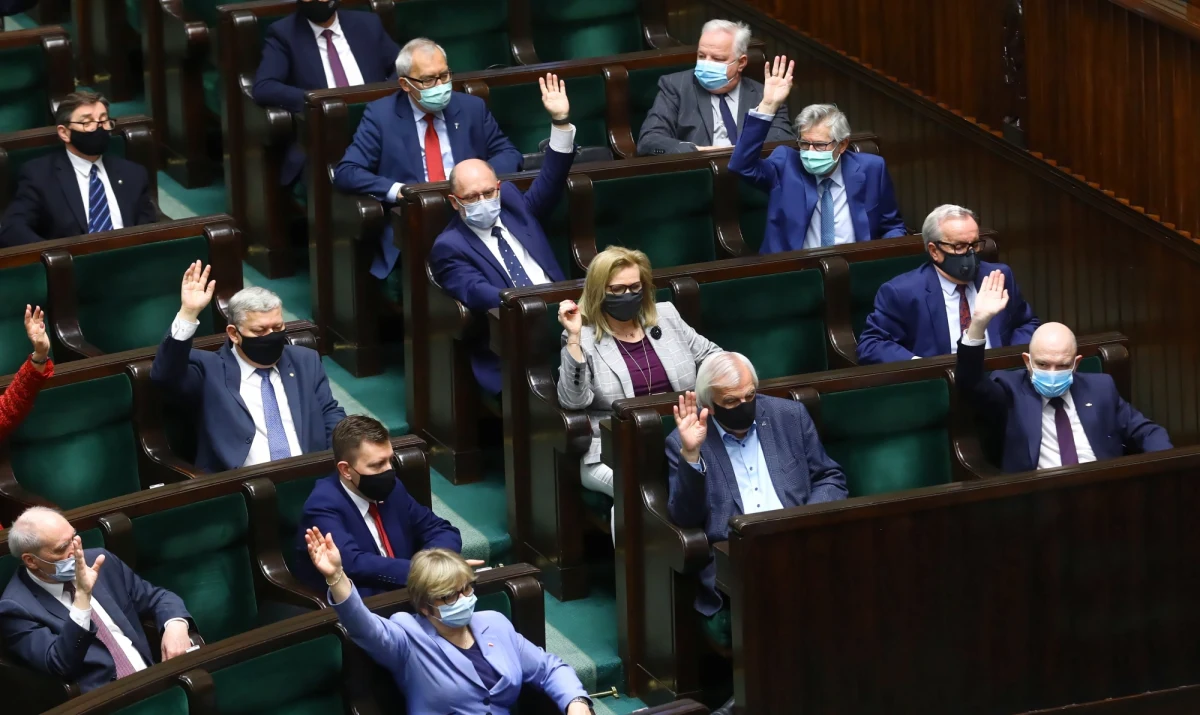 W związku z wycofaniem sprzeciwu, projekt ustawy przewidujący przeniesienie środków z OFE na IKE i do ZUS został skierowany do sejmowych komisji - poinformował w środę wieczorem wicemarszałek Sejmu Ryszard Terlecki. Decyzję poprzedziła debata w Sejmie. Opozycja zarzuca rządowi "skok na kasę" w związku z opłatą przekształceniową, PiS broni, twierdząc, że to następstwo reform z 2014 roku.