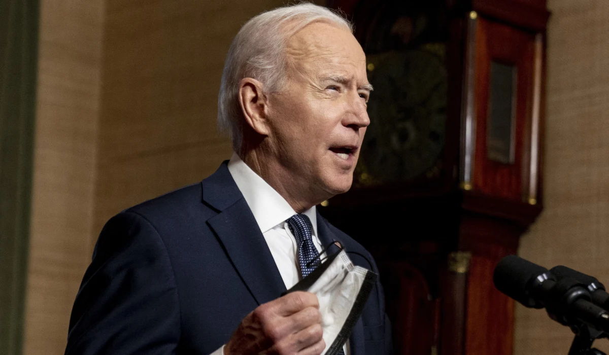 Prezydent USA Joe Biden i kanclerz Niemiec Angela Merkel wezwali w środę Rosję do wycofania swoich wojsk z terenów przy granicy z Ukrainą w celu złagodzenia sytuacji w regionie - poinformował Biały Dom. Sytuacja na ukraińskiej granicy była głównym tematem rozmowy telefonicznej Bidena i Merkel.