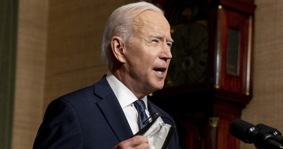 Prezydent USA Joe Biden i kanclerz Niemiec Angela Merkel wezwali w środę Rosję do wycofania swoich wojsk z terenów przy granicy z Ukrainą w celu złagodzenia sytuacji w regionie - poinformował Biały Dom. Sytuacja na ukraińskiej granicy była głównym tematem rozmowy telefonicznej Bidena i Merkel.