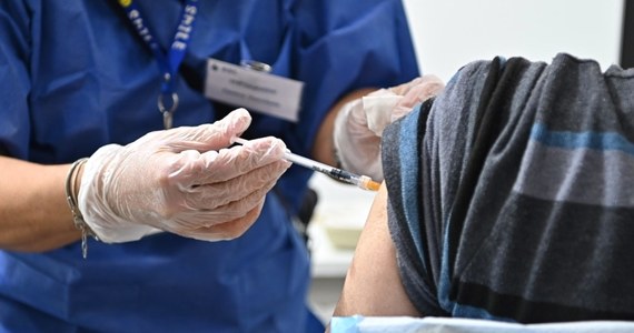 W czwartek ruszyły zapisy na szczepienia przeciw COVID-19 dla 56-latków, którzy na początku roku nie wypełnili formularza zgłoszeniowego na szczepienie. Rejestracja odbywa się przez internet, infolinię 989, SMS-em pod numer 880-333-333 lub w punktach szczepień.