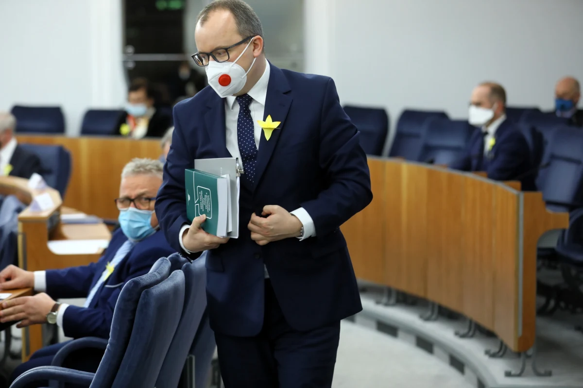 Trybunał Konstytucyjny uznał za niekonstytucyjny przepis pozwalający działać RPO po zakończeniu kadencji do czasu objęcia stanowiska przez jego następcę.
Wyrok TK oznacza, że po jego uprawomocnieniu - za trzy miesiące - urząd ma opuścić sprawujący go do tej pory Adam Bodnar. "Do czasu wejścia w życie wyroku dalej wykonuję zadania RPO" - oświadczył. Zaapelował, by parlament jak najszybciej wybrał jego następcę. Sejm po raz kolejny zajmie się wyborem nowego Rzecznika Praw Obywatelskich dziś wieczorem. 