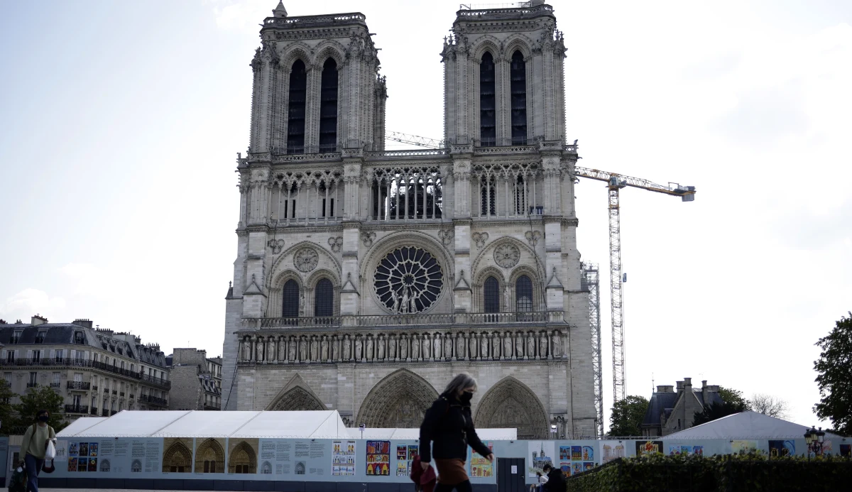 W czwartek mijają dwa lata od wybuchu pożaru w katedrze Notre-Dame w Paryżu. Płomienie zniszczyły wówczas m.in. dach świątyni oraz iglicę Viollet le Duc. Obudowa gotyckiej katedry wciąż znajduje się w tzw. fazie zabezpieczającej.