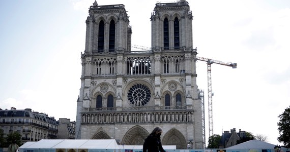 W czwartek mijają dwa lata od wybuchu pożaru w katedrze Notre-Dame w Paryżu. Płomienie zniszczyły wówczas m.in. dach świątyni oraz iglicę Viollet le Duc. Obudowa gotyckiej katedry wciąż znajduje się w tzw. fazie zabezpieczającej.