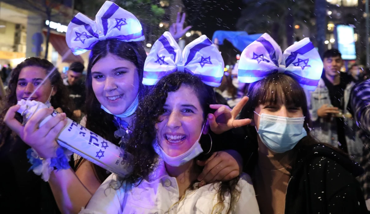 Izrael może być bliski osiągnięcia odporności zbiorowej przeciw Covid-19 - stanu, w którym ok. 70 proc. populacji wytworzyło przeciwciała, co uniemożliwia rozprzestrzenianie się wirusa. W kraju znoszone są restrykcje, liczba zakażeń spada - informuje BBC.