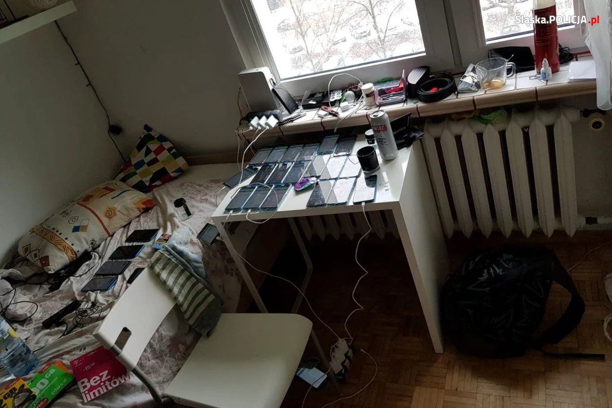 Członkowie gangu, włamującego się do internetowych rachunków bankowych poprzez wysyłanie wiadomości sms z fałszywym linkiem do wpłaty, oszukali kilkaset osób na ponad 1,5 mln zł. Łącznie w tej sprawie zatrzymano 19 obywateli Białorusi i Ukrainy. Aresztowano 17  osób.