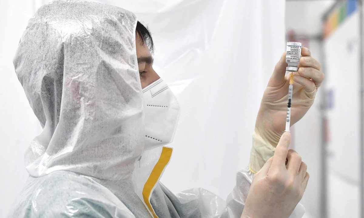 Skuteczność szczepionki przeciwko Covid-19 amerykańskiej firmy Moderna nie maleje z czasem; według badań po pół roku preparat daje 90 proc. ochrony przed Covid-19 i 95-proc. zabezpieczenie przed ciężką postacią choroby - przekazała firma.