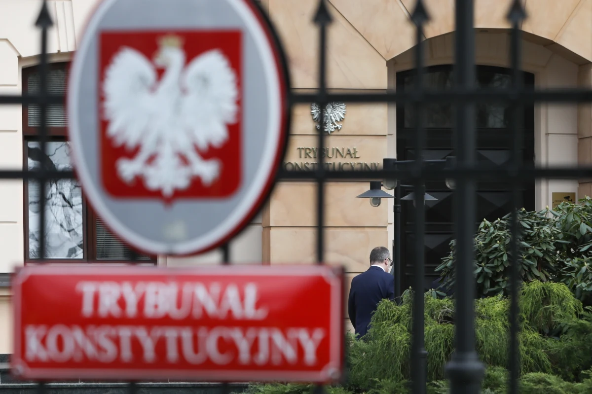 Opozycja nie zamierza pracować nad ustawą, która ma wprowadzić tymczasowego Rzecznika Praw Obywatelskich po decyzji Trybunału Konstytucyjnego. "To oszustwo konstytucyjne, proteza, bo nie mogą wybrać następcy Bodnara" - tak mówi poseł Koalicji Obywatelskiej Robert Kropiwnicki. Trybunał dał Sejmowi trzy miesiące na przygotowanie ustawy, które ureguluje, kto pełni obowiązki RPO po zakończeniu kadencji Rzecznika, gdy Sejm i Senat nie wybiorą następcy. 