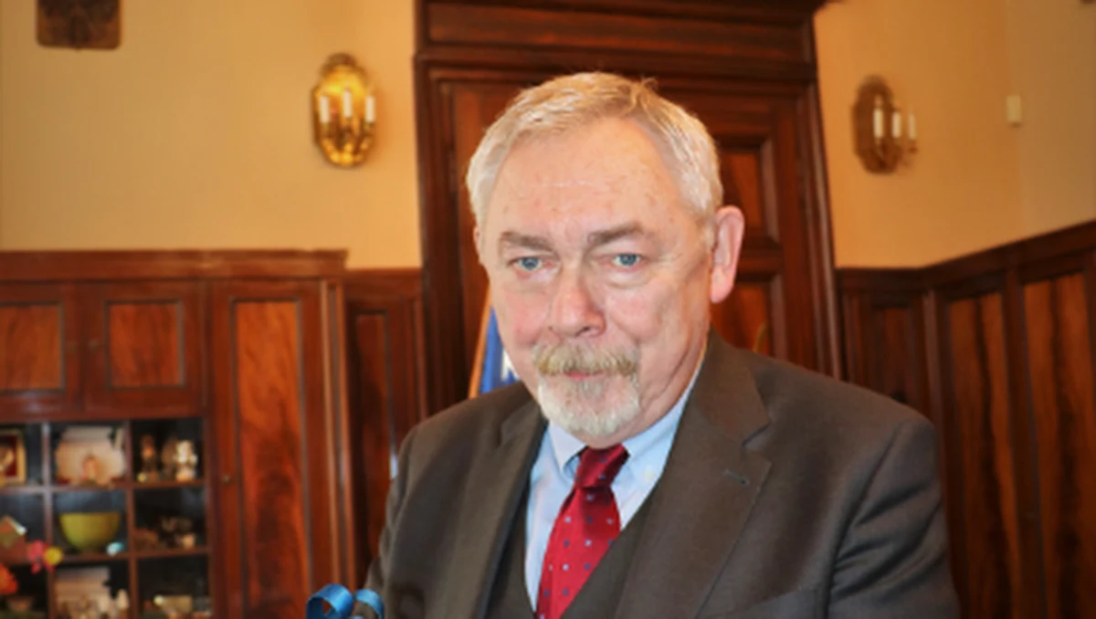 Prezydent Krakowa Jacek Majchrowski przyznał, że w ostatnim czasie został ukarany mandatem. Powodem miało być zapalenie cygara w urzędzie. „Uprzedzam - czasem również używam brzydkich wyrazów” - napisał w mediach społecznościowych. Nie ujawniono wysokości kary, jaką musiał zapłacić.