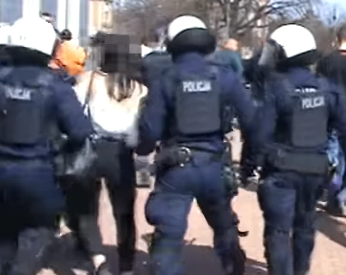 Prokuratura w Głogowie zajęła się sprawą policyjnej interwencji w Głogowie, podczas której funkcjonariusz uderzył kobietę pałką, chwycił ją za gardło i przewrócił na ziemię. Jak ustalił reporter RMF FM, wbrew temu co mówił w Sejmie wiceszef MSWiA Maciej Wąsik, w tej sprawie nie ma na razie śledztwa, a jedynie postępowanie sprawdzające. 