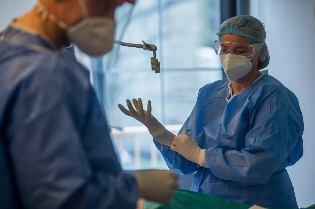 Średnio o 1000 złotych brutto mogą wzrosnąć jeszcze w tym roku pensje salowych i personelu pomocniczego w szpitalach: o takim planie poinformował minister zdrowia Adam Niedzielski. Zdaniem szefa PSL-u Władysława Kosiniaka-Kamysza, poza podwyżką salowe powinny dostać również dodatek covidowy.