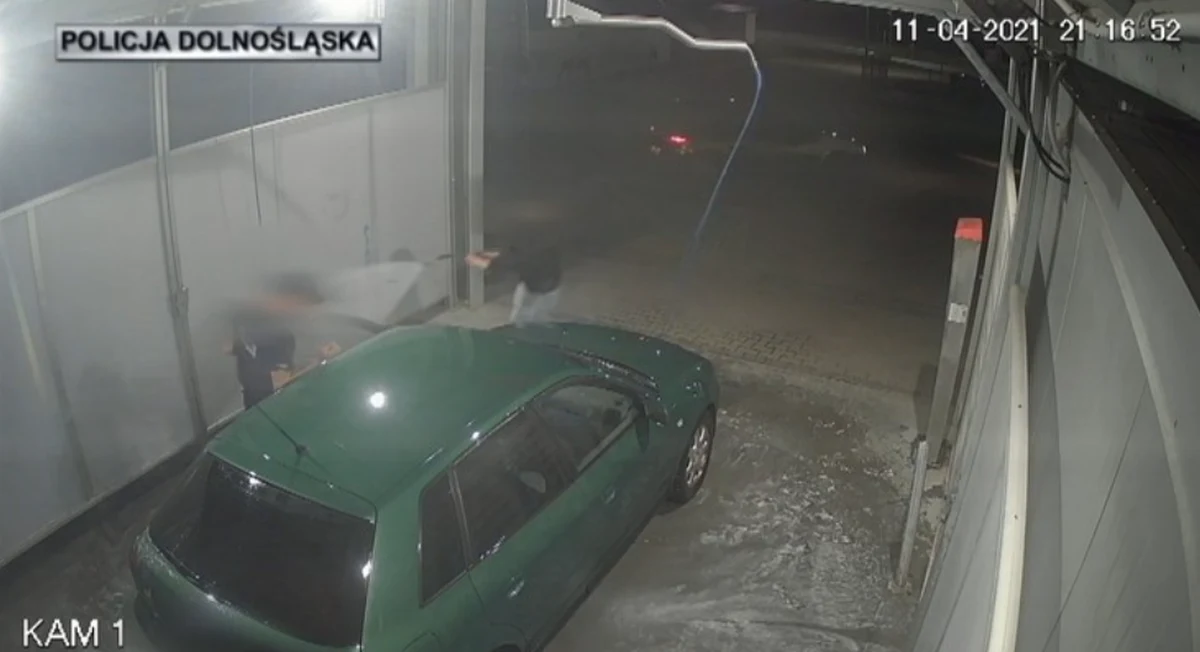 Mężczyzna – wykorzystując chwilową nieuwagę klientki myjni samochodowej – chciał ukraść myty pojazd. Zakradł się, próbując wsiąść za kierownicę i odjechać. Kobieta w porę się zorientowała – na nagraniach z monitoringu widać, jak „zaatakowała” niedoszłego złodzieja strumieniem wody.
