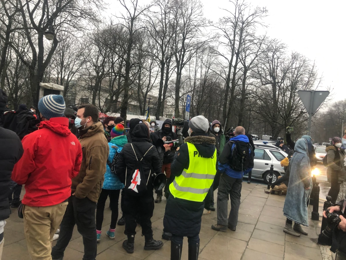 "Im więcej nam zabieracie, tym mniej mamy do stracenia", "Uwaga! Tu obywatele" - m.in. takie hasła można było usłyszeć z ust protestujących przed gmachem Sejmu w Warszawie. Zorganizowano tam przeciwko publikacji dzisiejszego wyroku Trybunału Konstytucyjnego w sprawie Rzecznika Praw Obywatelskich.