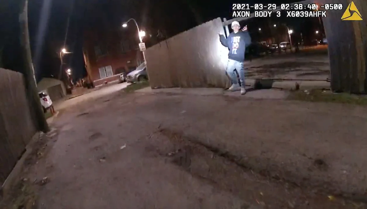 Władze Chicago opublikowały w czwartek materiał filmowy z kamer policyjnych, który ujawnia okoliczności zastrzelenia przez policjanta 13-letniego Adama Toledo podczas interwencji, do jakiej doszło 29 marca o godz. 2:30 nad ranem w Little Village w Chicago.